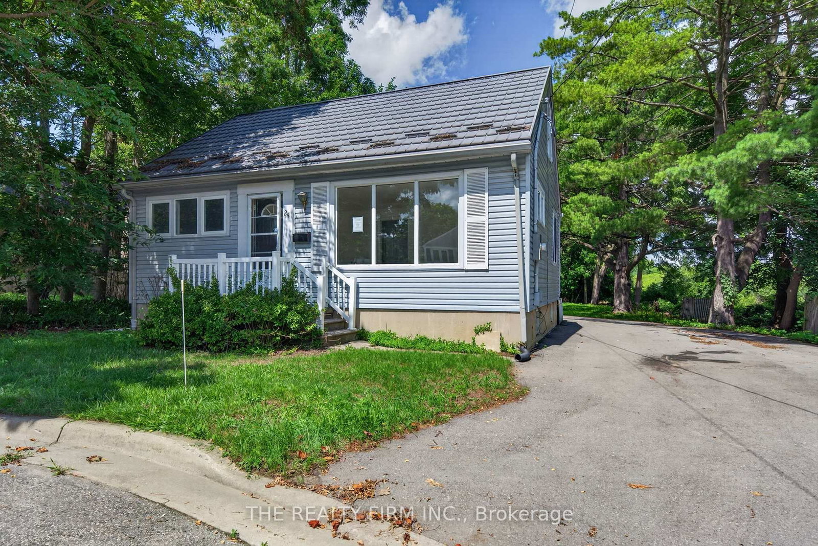 Detached House for sale at 24 Fairview Court, London South, Ontario, N6C 2C5 - South H - MLS: X13710308