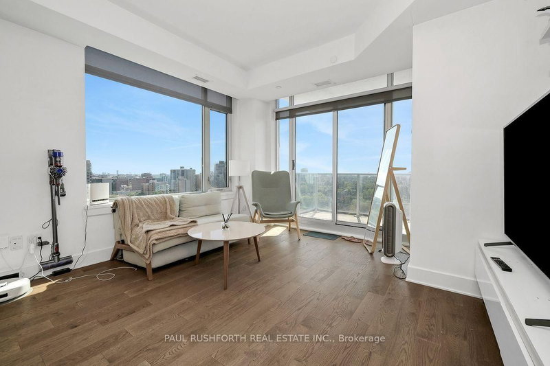 1310 - 255 Bay Street