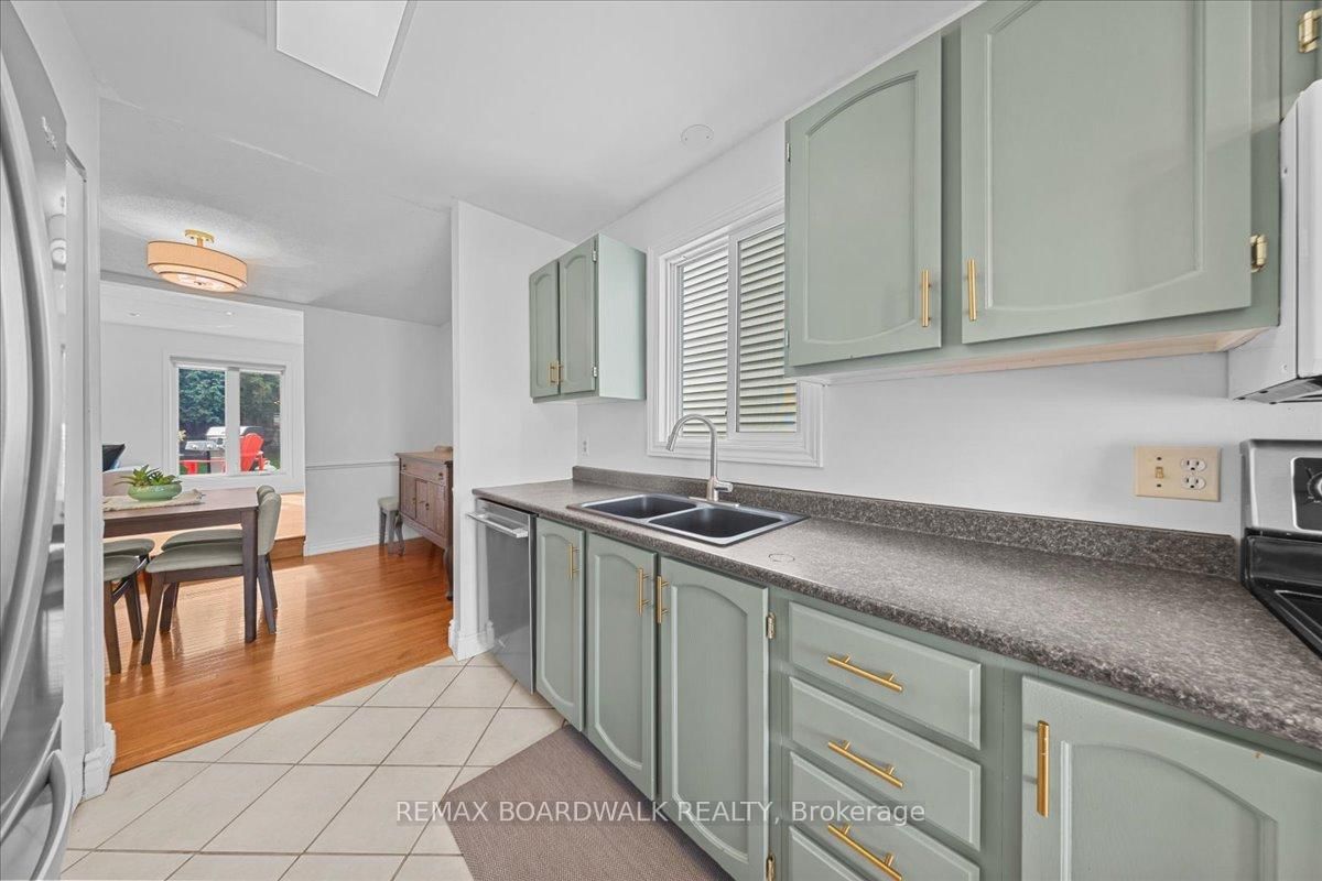 6584 Legault Street • Orleans, ON photo 10