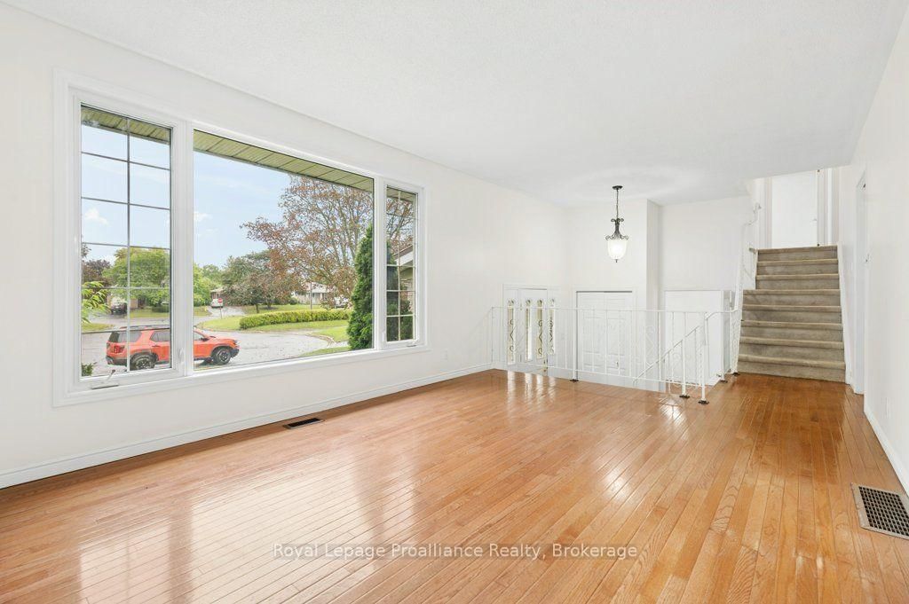 8 Panter Circle • Belleville, ON photo 15