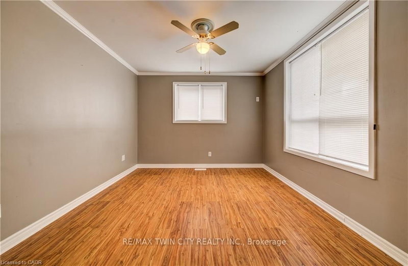 698 King St W photo 5
