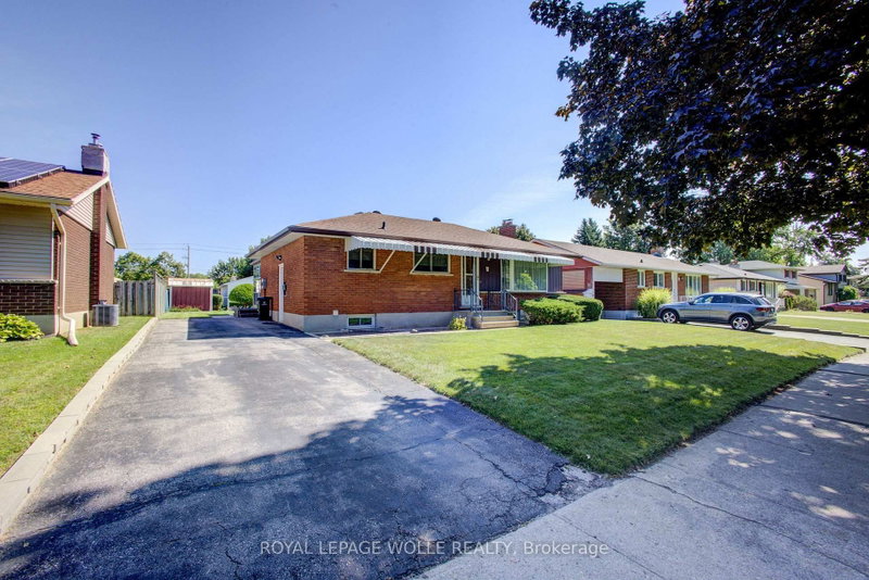 52 Queenston Crescent