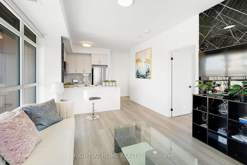 905 - 460 Dundas Street E