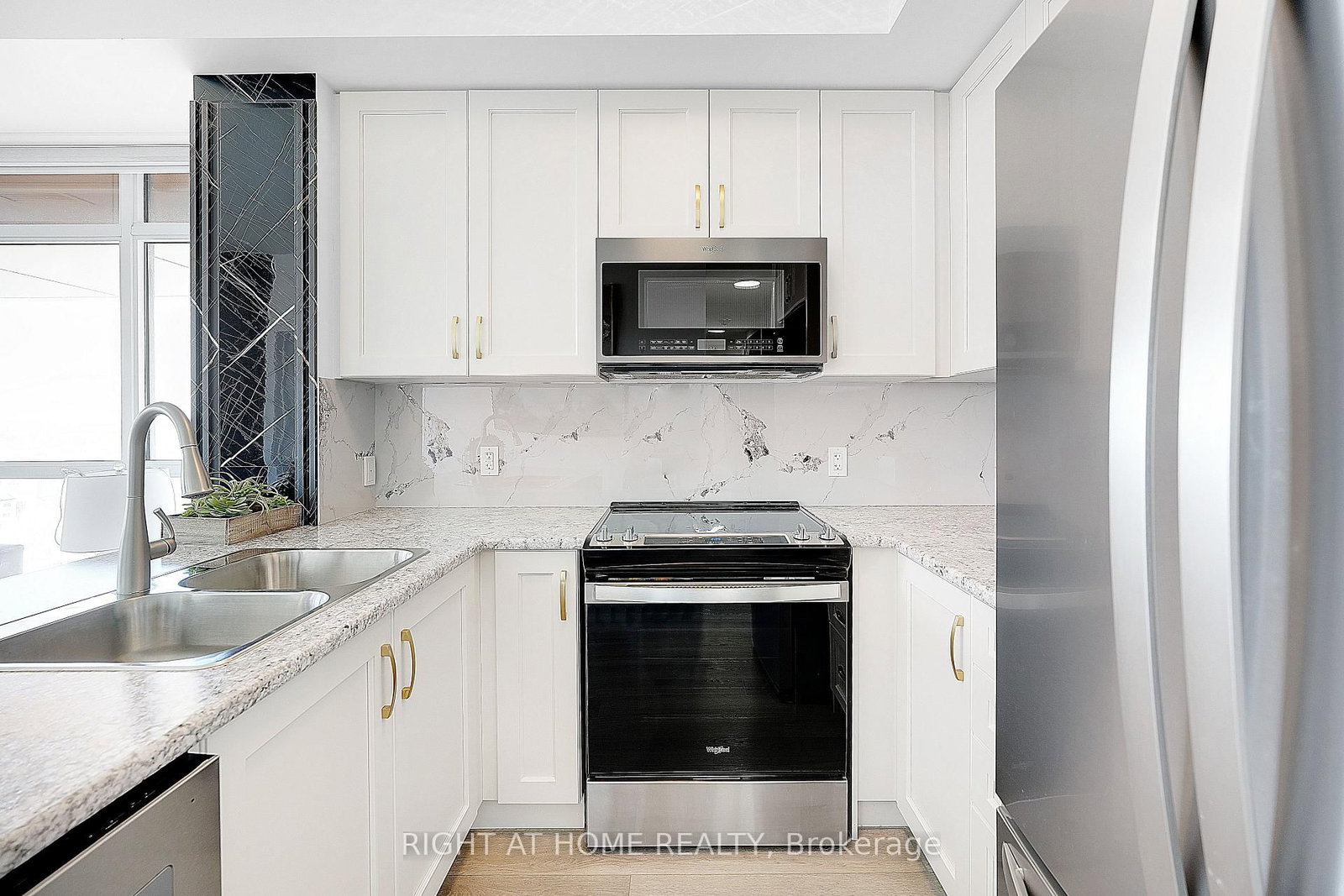 Condo for sale at 905-460 Dundas Street, Hamilton, Ontario, L8B 2A5 - Waterdown - MLS: X13712516