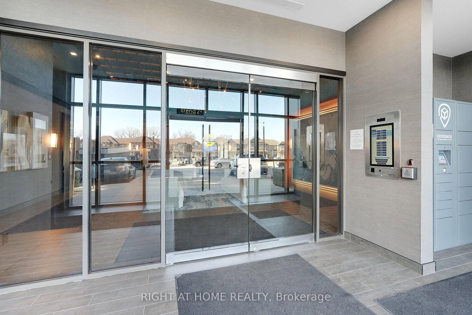 Condo for sale at 905-460 Dundas Street, Hamilton, Ontario, L8B 2A5 - Waterdown - MLS: X13712516