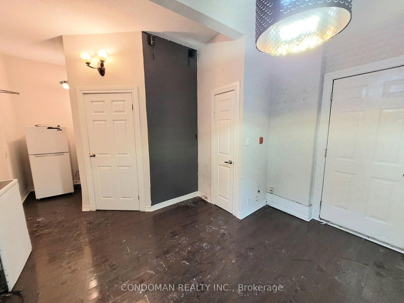 4 - 135 John Street S