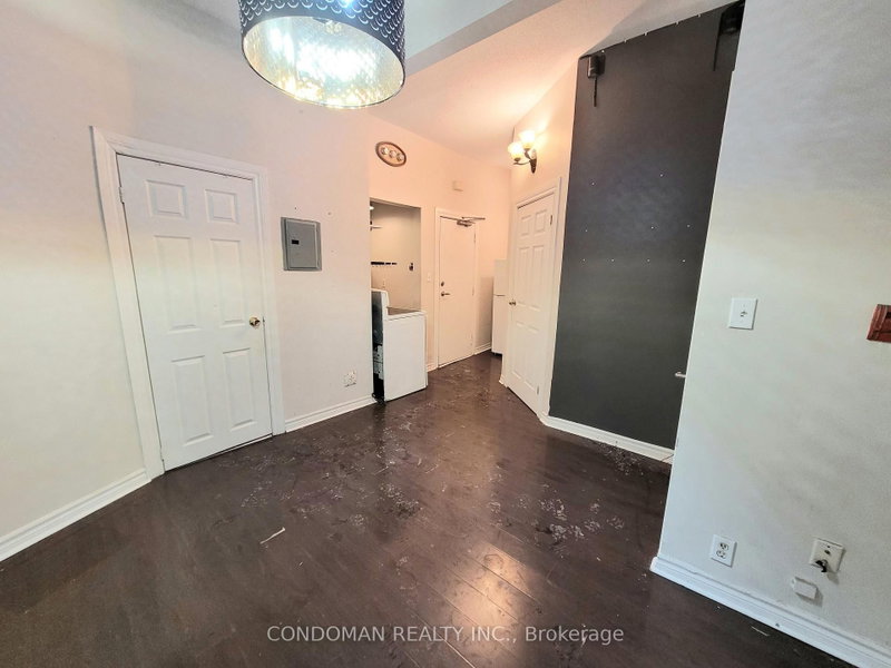 4 - 135 John Street S