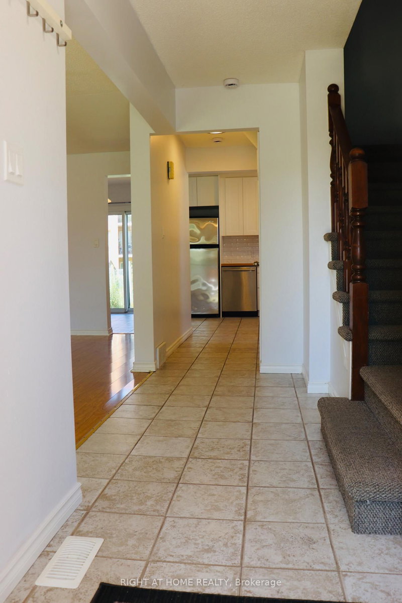 Main Floor - 32 VINTAGE Crescent
