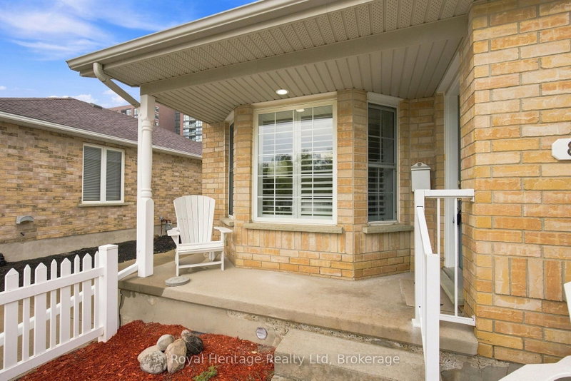 8 - 461 Columbia Street W
