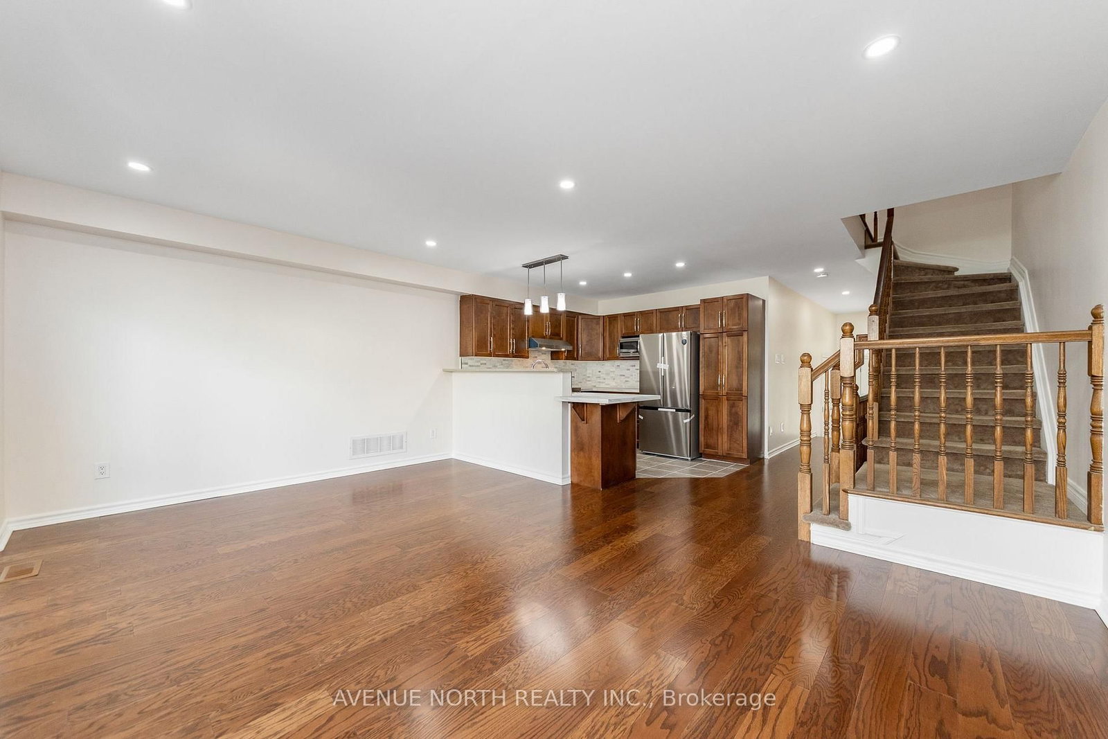 205 Hidden Meadow Avenue • Ottawa, ON photo 10
