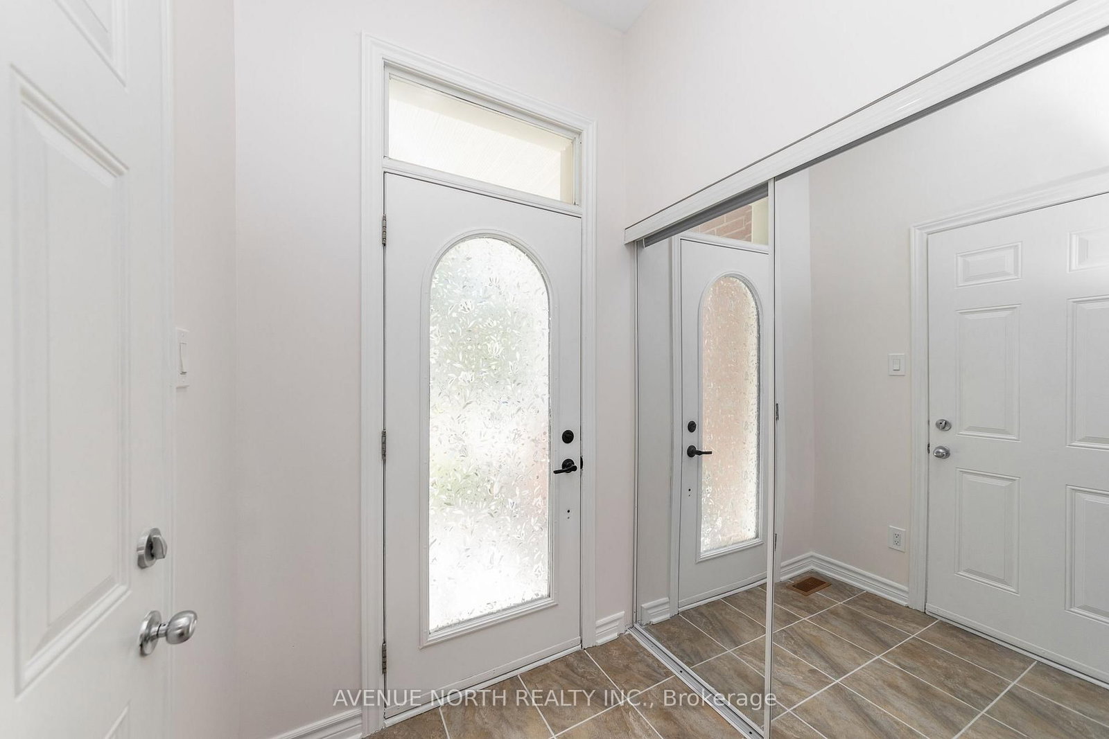 205 Hidden Meadow Avenue • Ottawa, ON photo 3