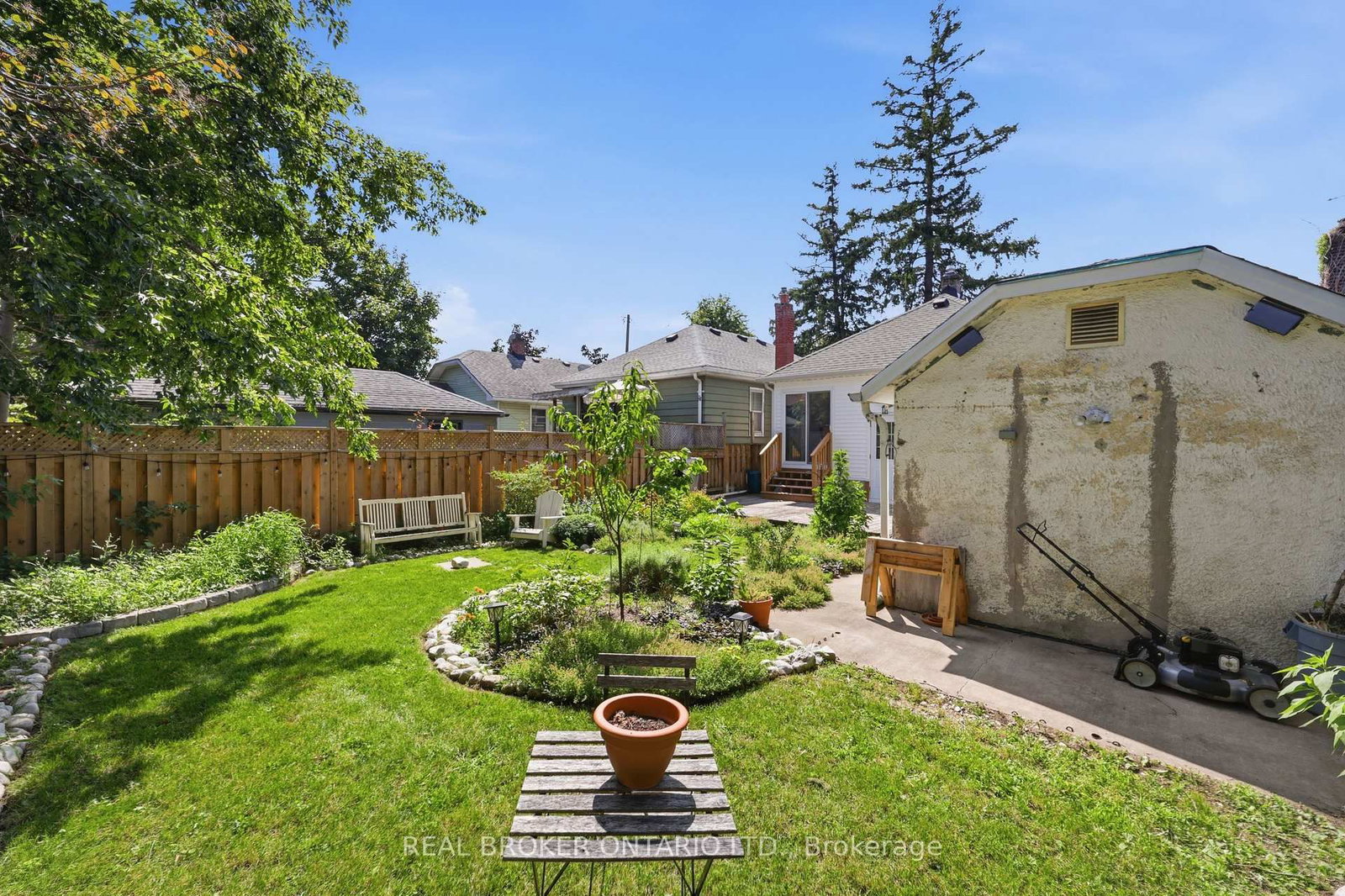 218 LAKE Street • St. Catharines, ON photo 39