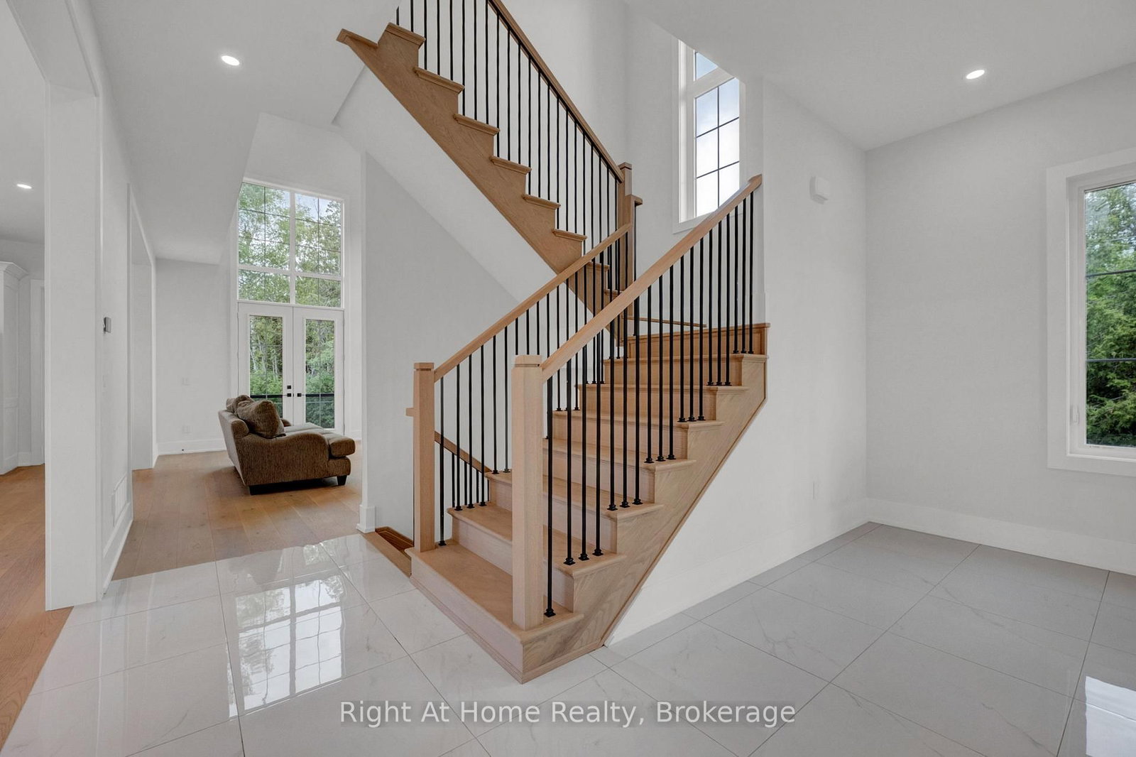 213 Suzanne Mess Boulevard • Cobourg, ON photo 3