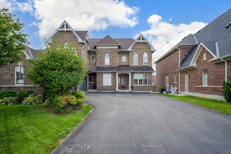 8 Mitchell Crescent