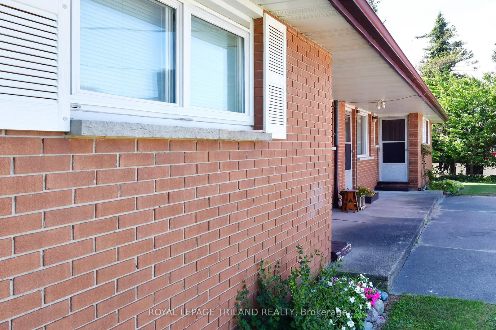 27 Hill Street • Lambton Shores, ON photo 4