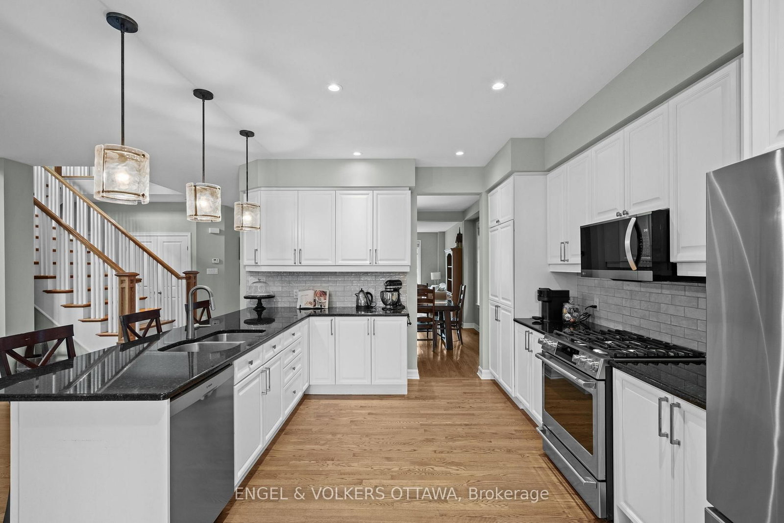 564 Erinwoods Circle • Ottawa, ON photo 12