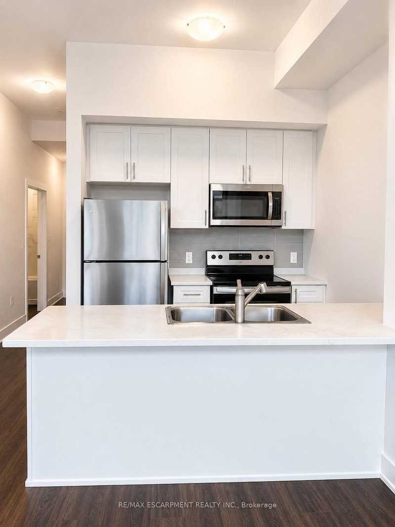 103 - 470 Dundas Street E