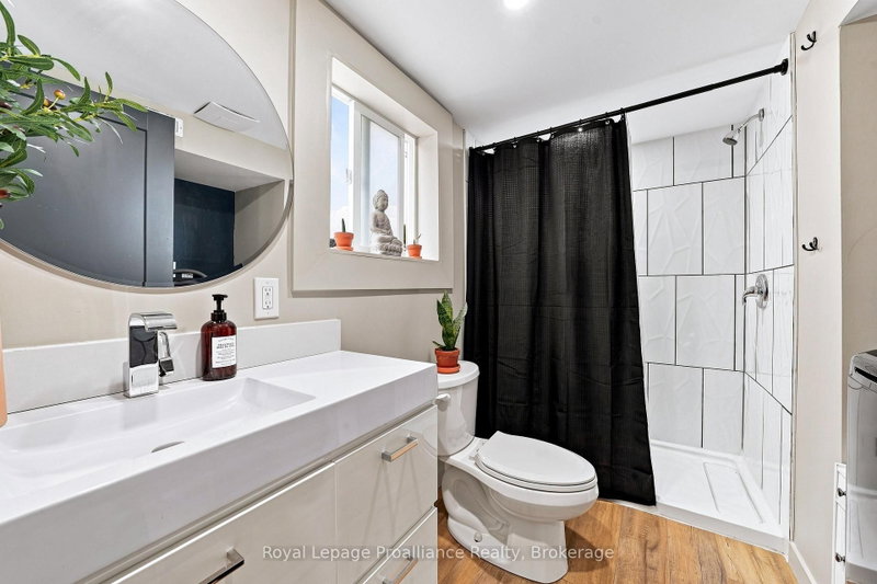 161 University Ave photo 4