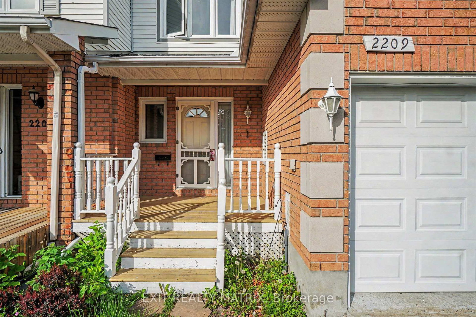 2209 Saturn Crescent • Ottawa, ON photo 2