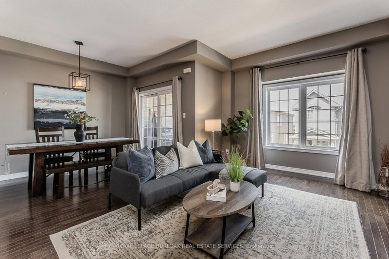 29 - 215 Dundas Street E