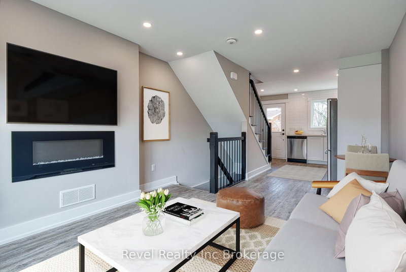 home for lease on 9-226 CLARKE Street N