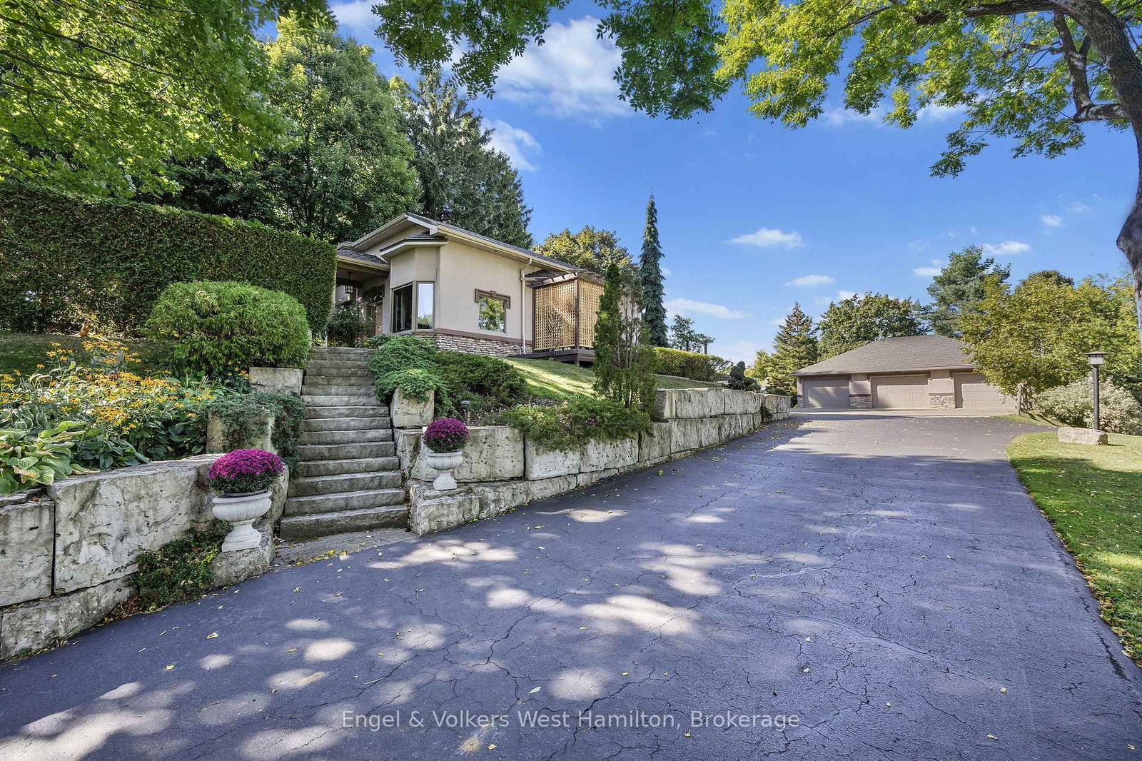 94 8 Highway • Hamilton, ON photo 1