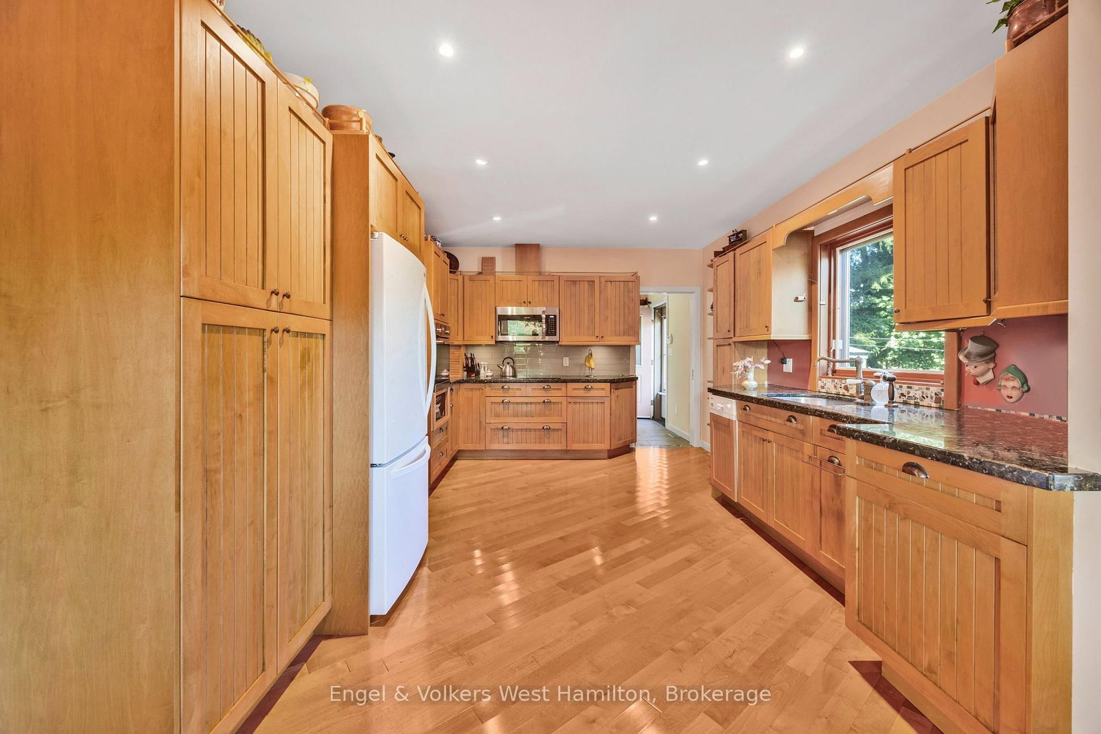 94 8 Highway • Hamilton, ON photo 12