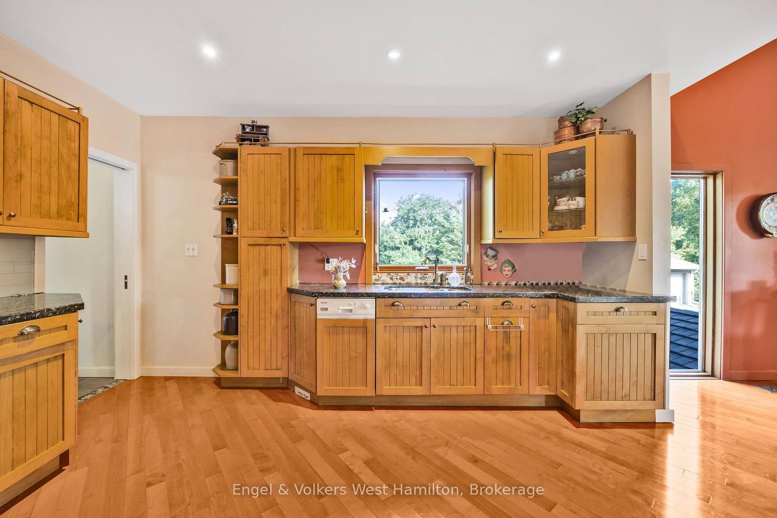 94 8 Highway • Hamilton, ON photo 14