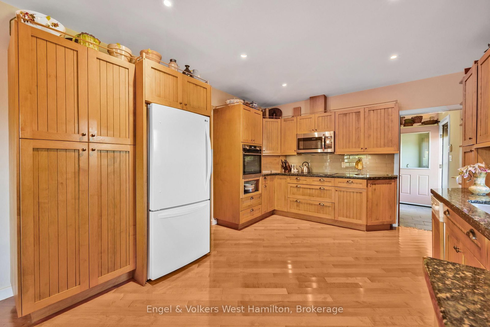 94 8 Highway • Hamilton, ON photo 17