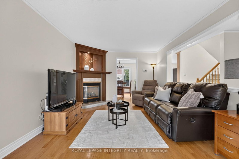 1692 Toulouse Cres photo 4