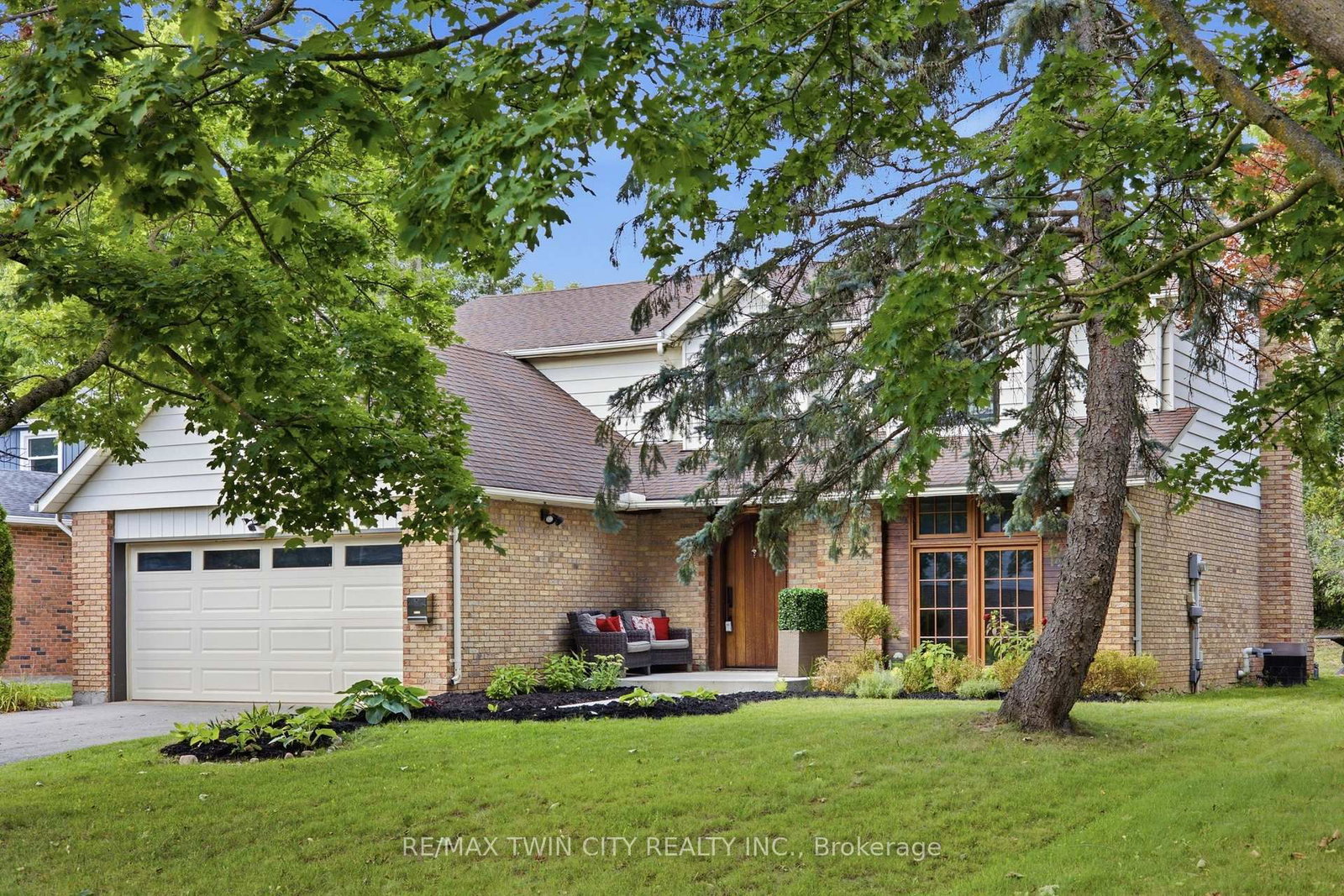 416 Clairbrook Crescent • Waterloo, ON photo 2