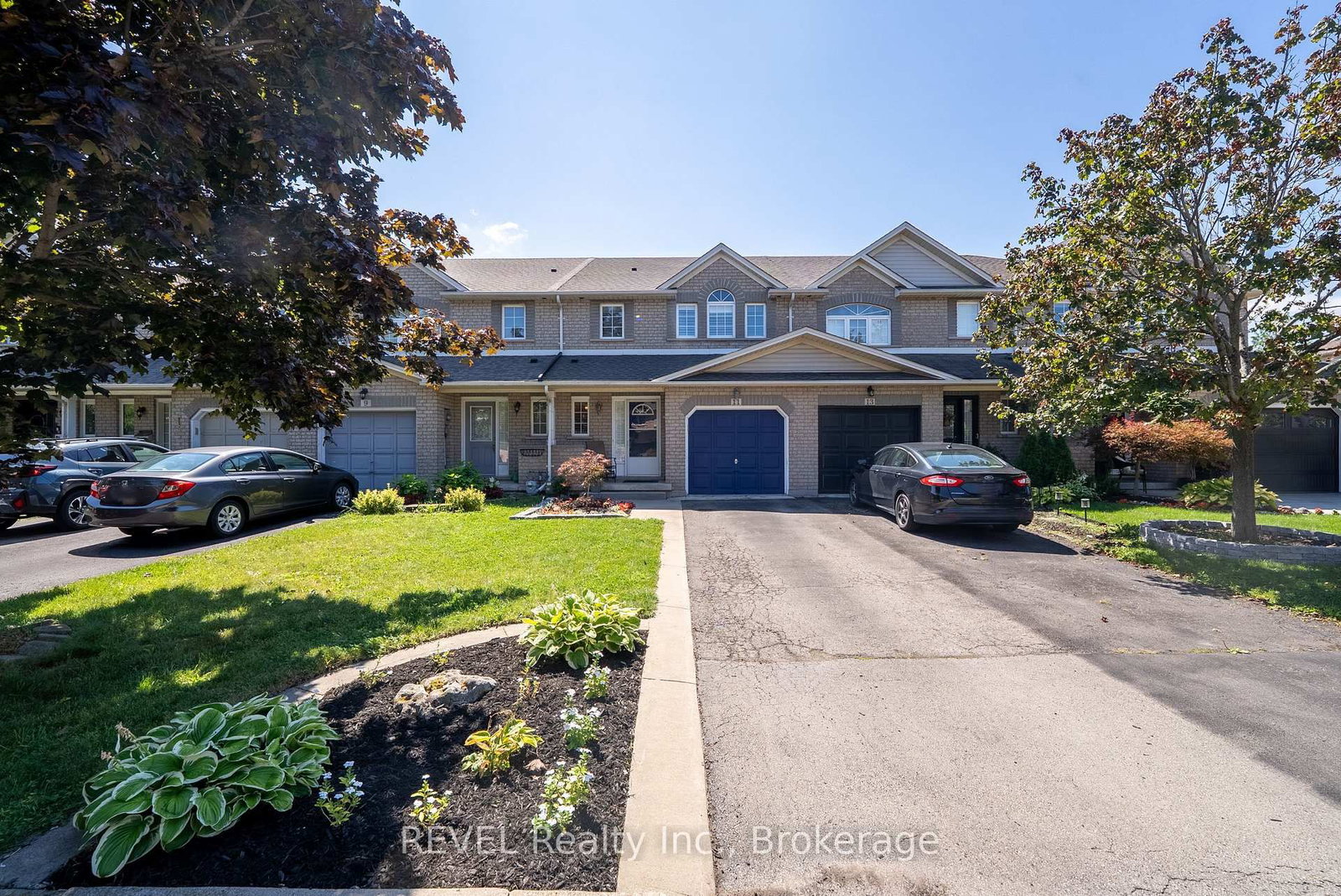 11 Elderberry Avenue • Grimsby, ON photo 1
