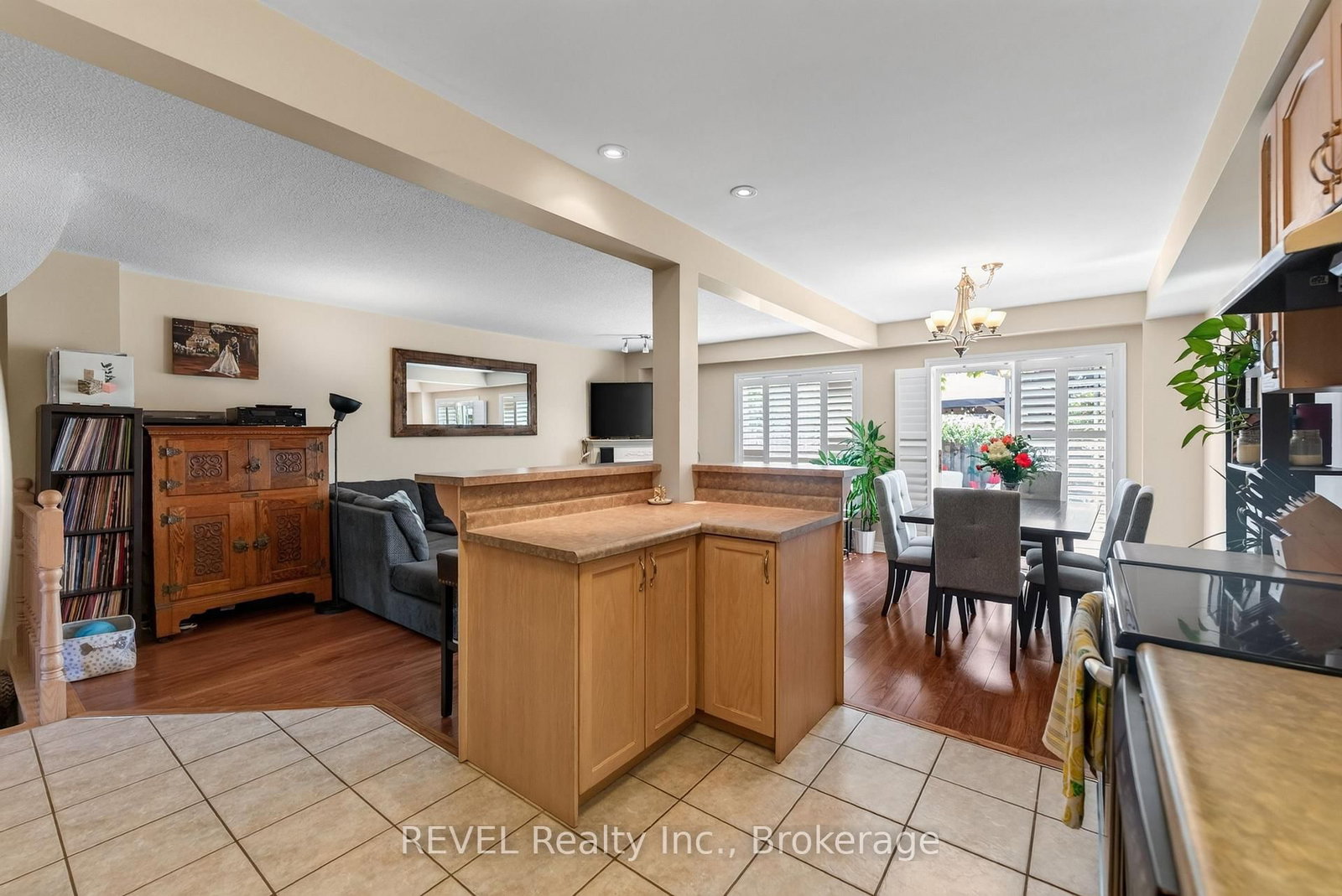 11 Elderberry Avenue • Grimsby, ON photo 12