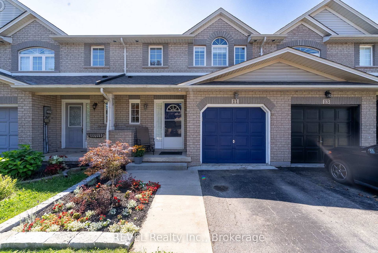 11 Elderberry Avenue • Grimsby, ON photo 3