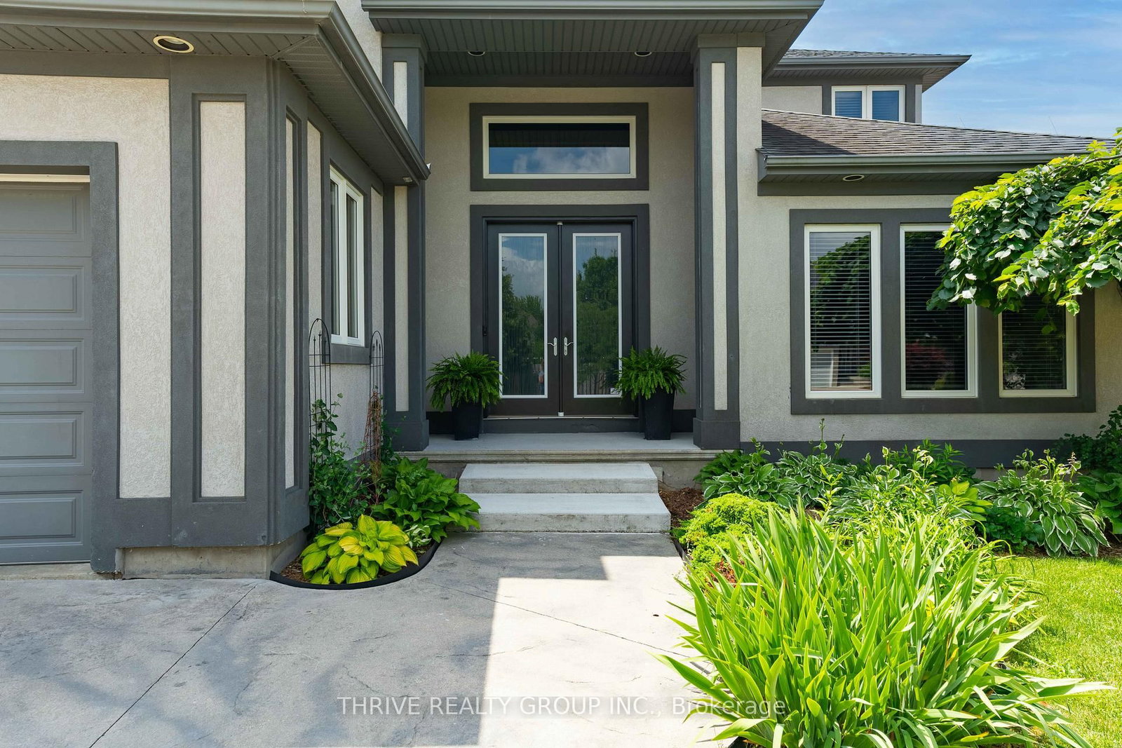 944 Collins Drive • London South, ON photo 2