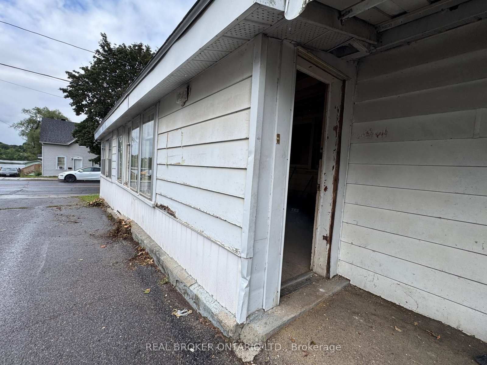 89 Queen Street • Smiths Falls, ON photo 5