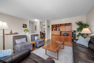 5 West Herrington Court • Ottawa, ON photo 2