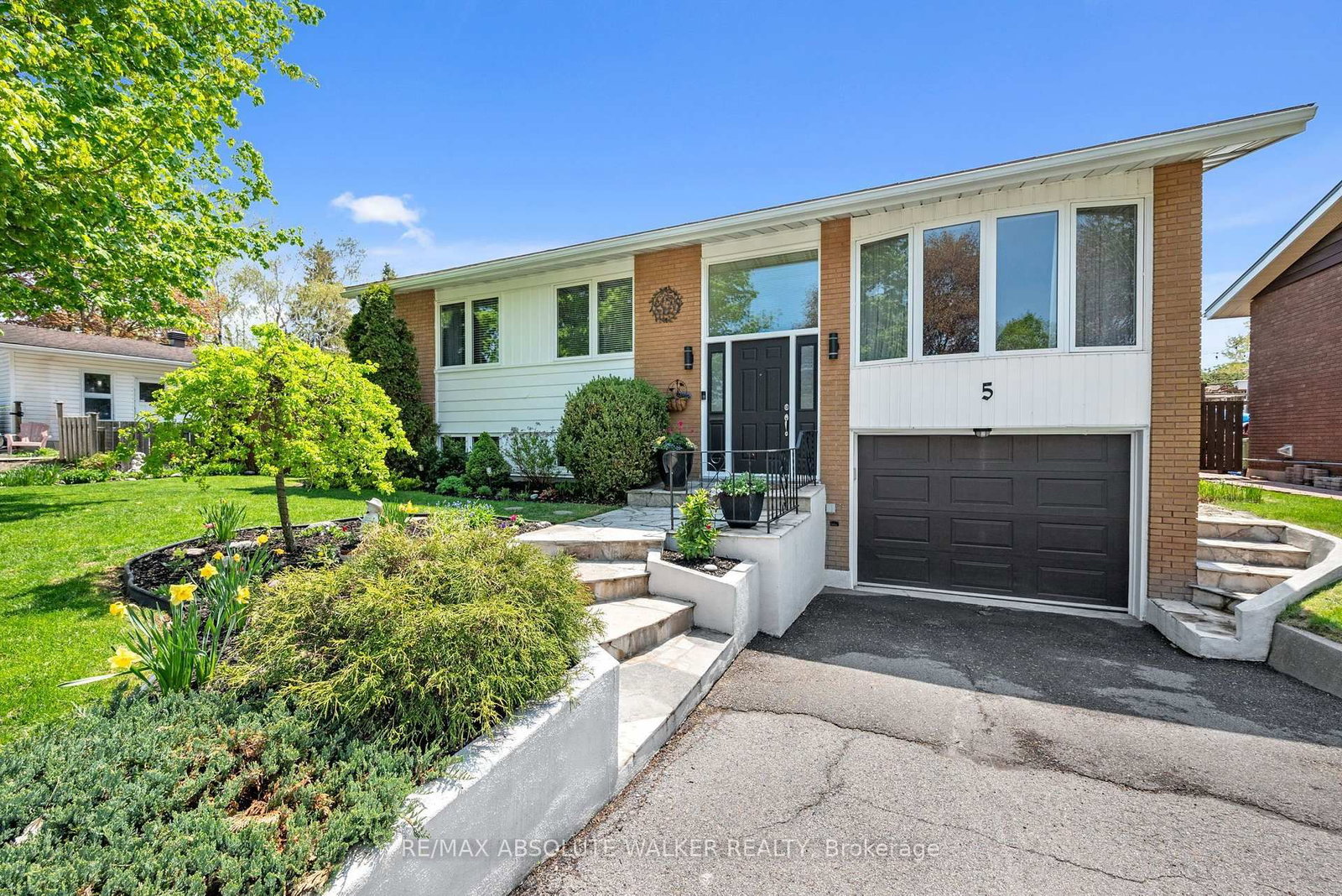 5 West Herrington Court • Ottawa, ON photo 8