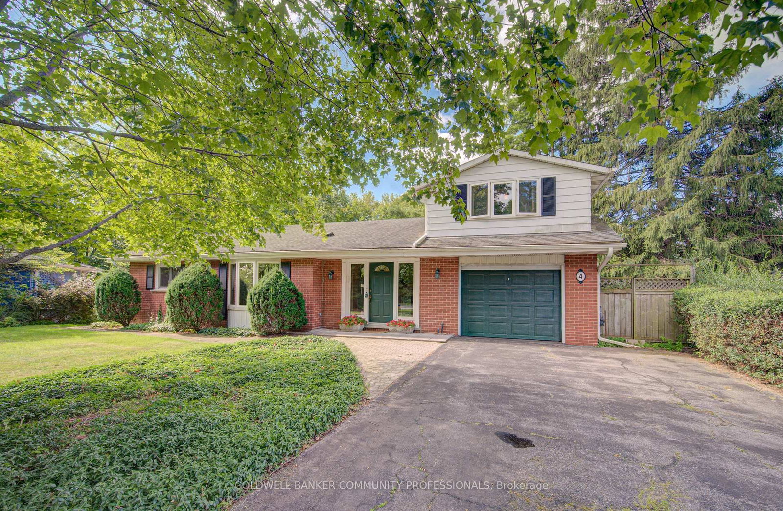 4 Mayfair Court • Hamilton, ON photo 3