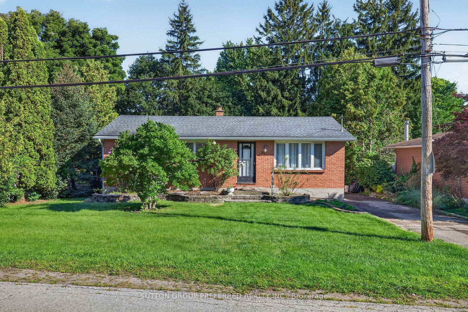 98 Queen Street • Thames Centre, ON photo 1