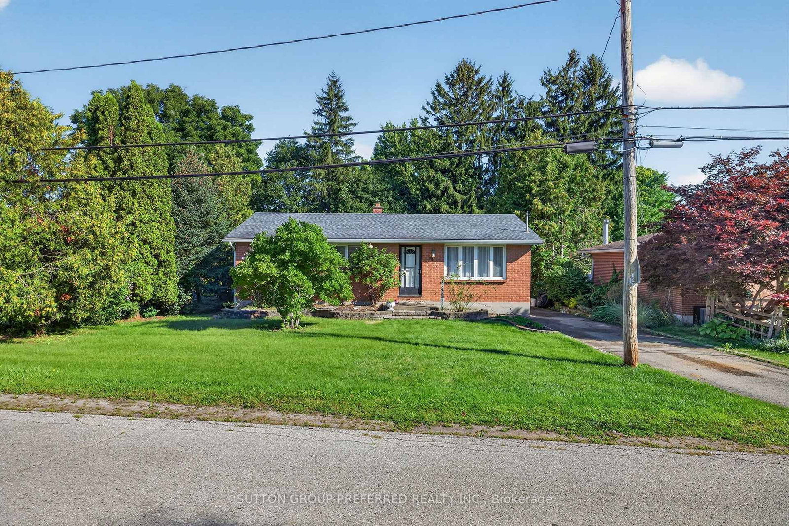98 Queen Street • Thames Centre, ON photo 3