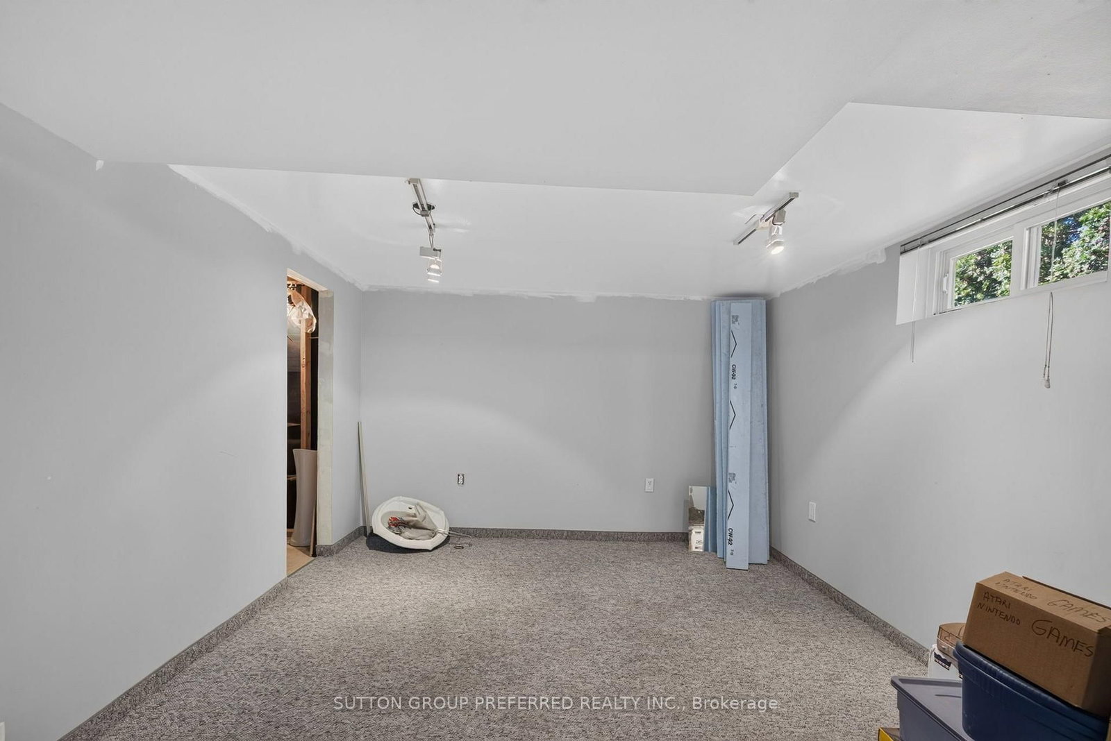 98 Queen Street • Thames Centre, ON photo 33