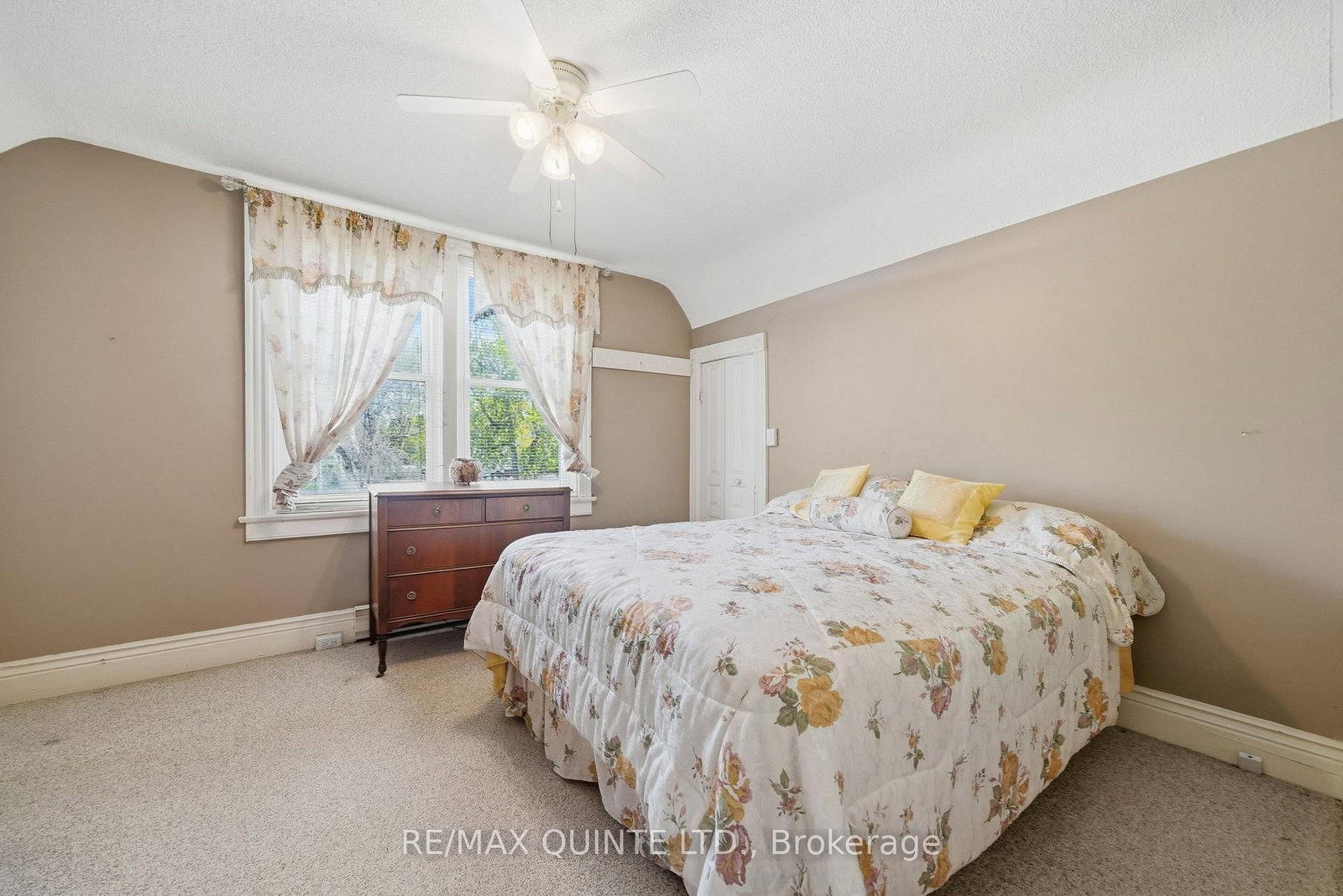 94 Dundas Street E • Belleville, ON photo 18