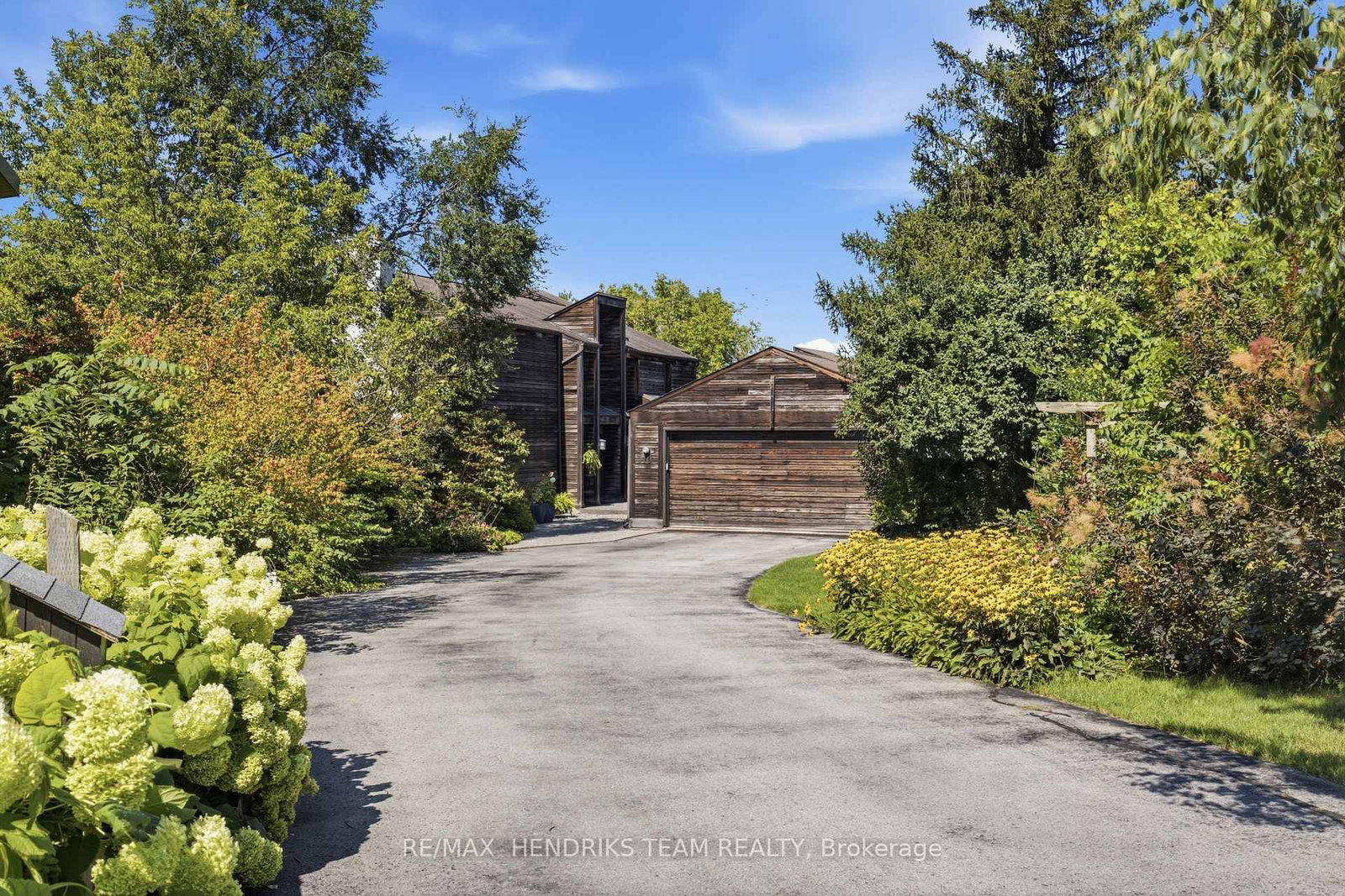 10 Vergorda Circle • St. Catharines, ON photo 1