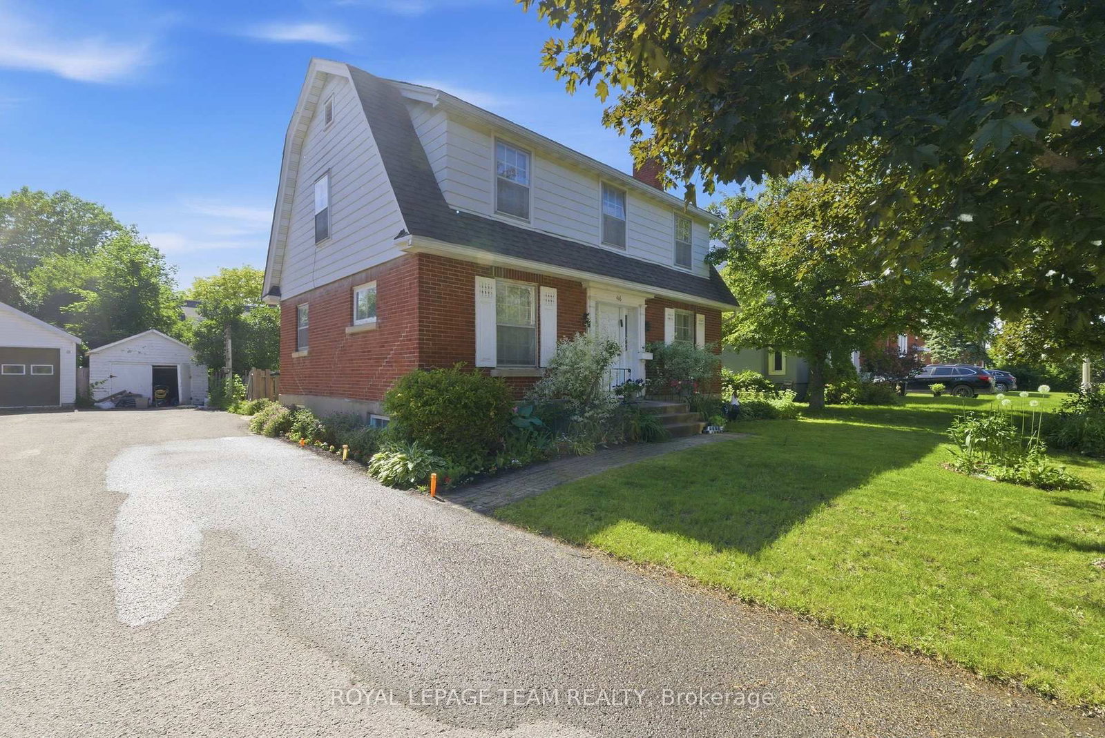 416 Tweedsmuir Avenue • Ottawa, ON photo 1