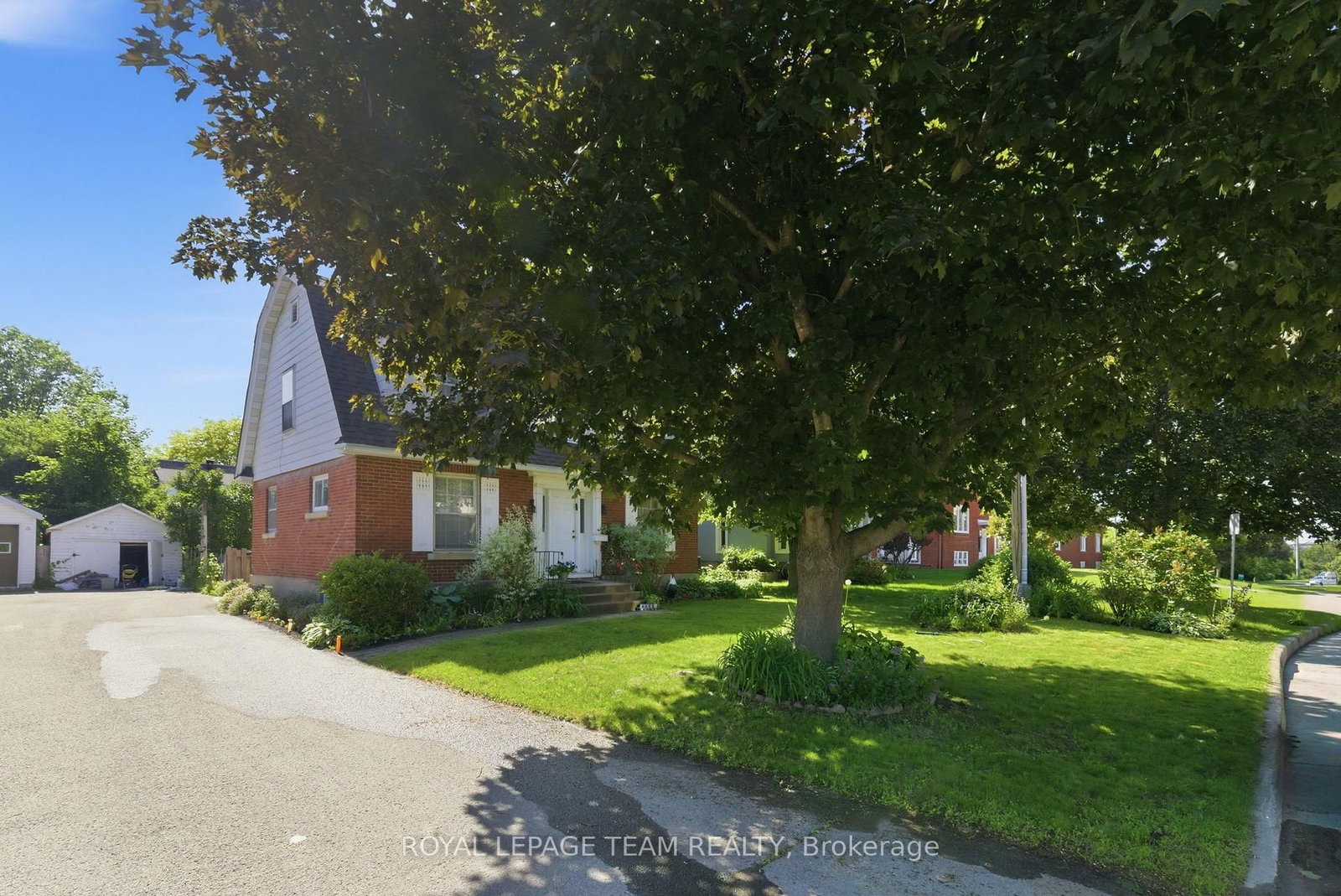 416 Tweedsmuir Avenue • Ottawa, ON photo 2