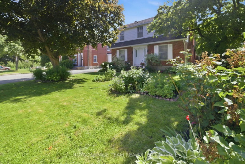 416 Tweedsmuir Avenue