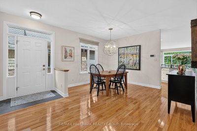 17 Creek's End Lane • Nepean, ON photo 4