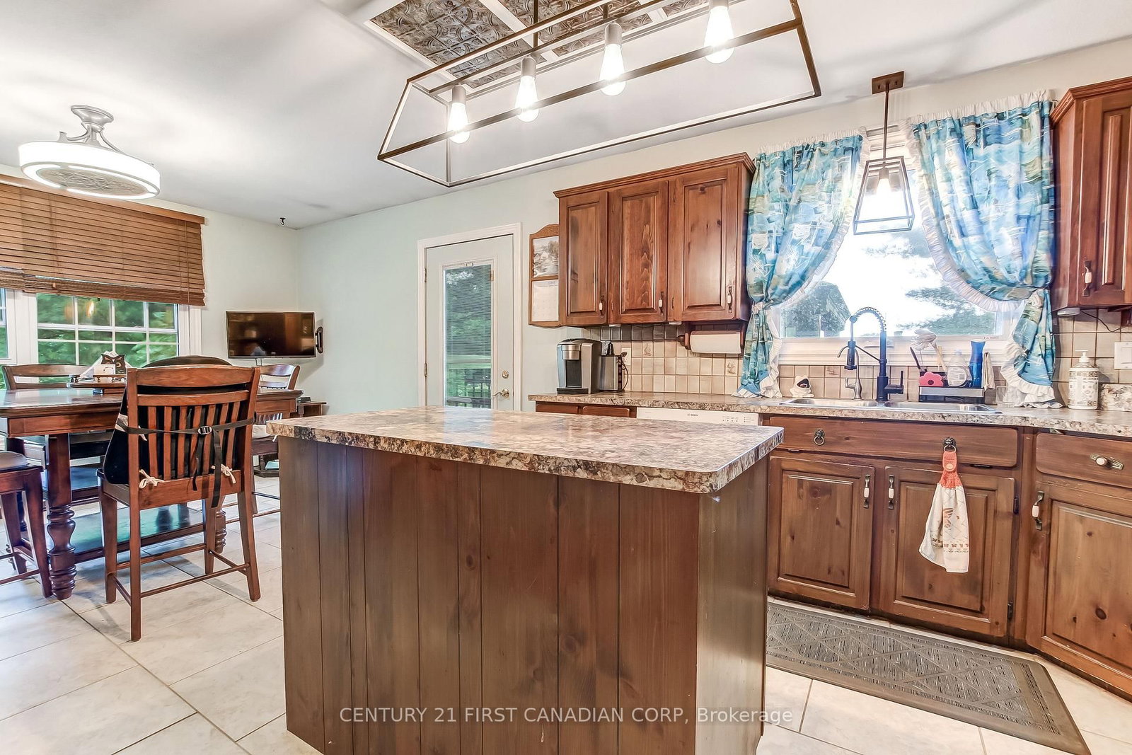 6892 Century Drive • Strathroy-Caradoc, ON photo 9