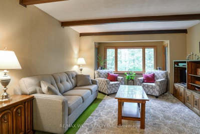 52 Robert Road W • Huntsville, ON photo 2